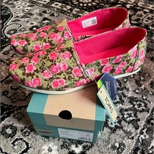 TOMS NWT Limited Edition Cedar Green Camo Floral Print size 9.5